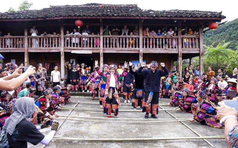 Tham gia các hoạt động và tham quan