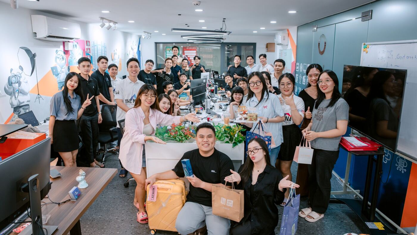 Phòng Account MONA chụp ảnh chung trong văn phòng vào buổi chiều